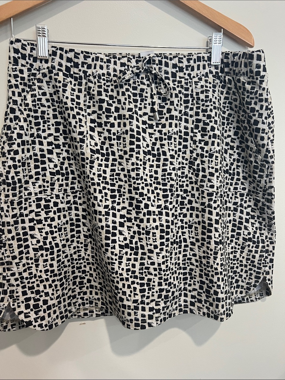 Chico's Black and White Grid-Print A-Line Skort  built in shorts women’s 10